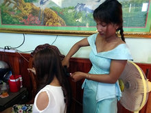 会計担当のソポアンの髪も巻いてあげていました。