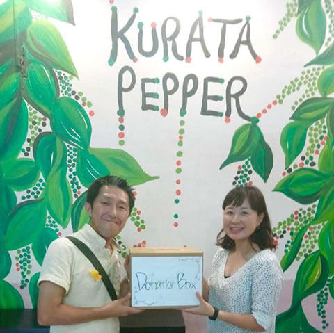 左がクラタペッパーの倉田さん。お気持ちのこもったご寄付、たしかにいただきました！