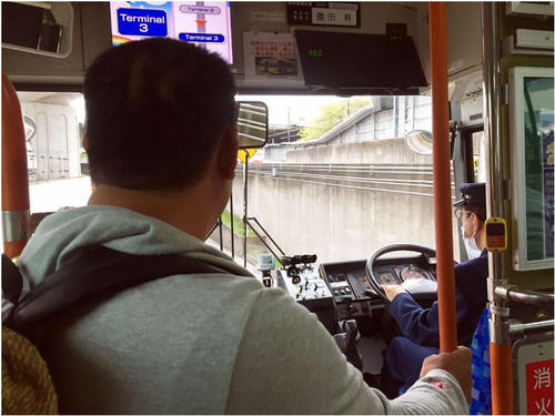 さすがドライバー！日本では常に運転席の近くを陣取り、運転手さんの運転を見ていました。「日本の交通ルールは素晴らしい」とのこと