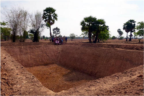 失敗した記念写真。レンズを覗くと思ったよりも皆が小さくて、なんだかよく分からない写真に・・・まあ、人間との対比で、池の大きさが分かるということで・・・