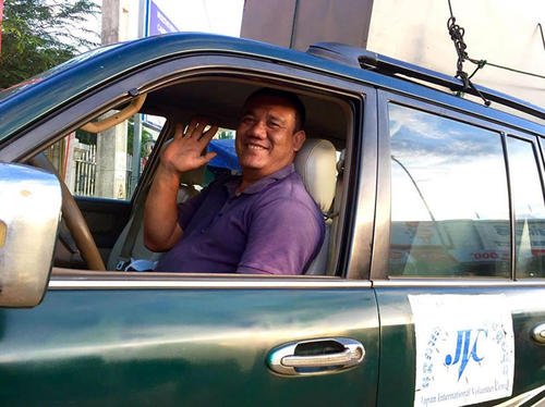事業地で車を使わないタイミングの時は、スタッフ・リツさんの運転する車で往復します。安心安全!