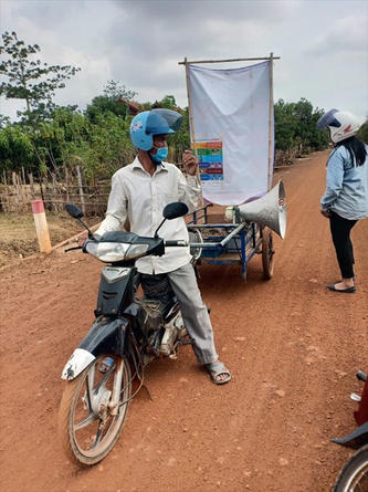村を巡回する保健省のバイク。手洗いの方法や症状が出たときのホットラインのアナウンスなど