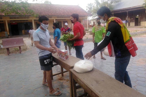 コミューンの担当者が隔離施設で物資を配布します