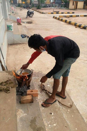 普段は校庭ですが、今はここで炊事や洗濯もおこなわれています