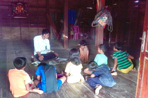 近隣の生徒を集めて直接授業中