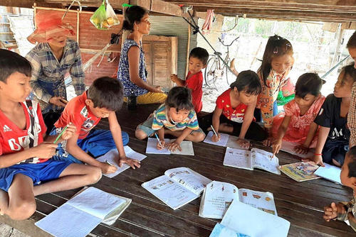 宿題をやっているところ。これはこれで楽しそう・・・