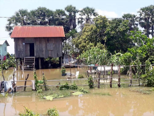 2019年、大雨によって冠水したお宅。高床式なので家の中は無事だが、菜園は水に浸かってしまっている