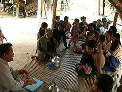 種籾支援準備の話し合い。左の男性はJVCスタッフのヴィラック。