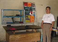 浜口氏と機材技術書棚