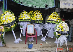 射殺現場に献花