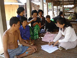 収穫後の聞き取り調査の様子。コメの収穫があまり良くない年は、この時期になると出稼ぎに行ってしまう人が多いが、今年は収穫後、家族でゆっくりと時間を持つことができている家庭もある。（JVCカンボジア農村開発担当　山崎）