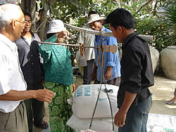 チョロクロサン村の米銀行の様子。これまでに米銀行から借りていたコメを収穫後に返却している。ここ2年間はコメの不作でほとんどの農家がコメを返却できなかったが、今年は8割程度の農家が無事に返却することができた。