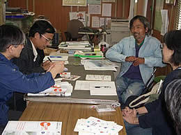 向丘農産物流通組合事務所で吉岡さんから話を聞く