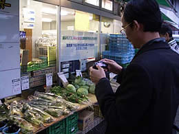 生活クラブ生協神奈川の宮前平デポ店先でも写真を撮る