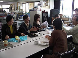 JVC事務所にてお昼を食べながらつかの間の休憩