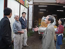 成田・三里塚実験村の柳川さんに「ワンパック」出荷所まで案内していただく。