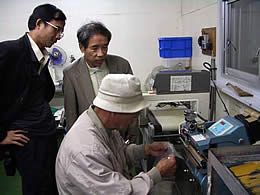 らっきょう工場では真空パックの材料と簡単な機械に使い方、仕入先や値段を聞く