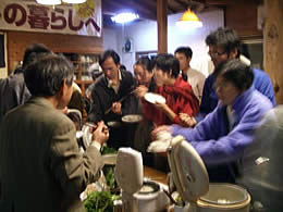 「ワンパック」に集まる皆さんが育てた新米の試食会