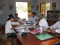 フランスNGOが支援するコミュニティー図書館を視察