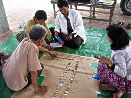 ポンロー村で、水源や他の自然資源をPRAマッピング