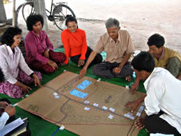 ポンロー村での自然資源PRAマッピングを紙に描きとめた