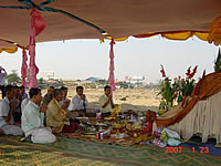 着工式典（右端からコントリウ氏、サメット氏、谷山、アチャー（檀家総代）、KCEC社長）