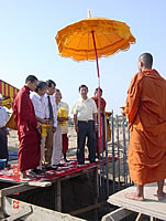 この穴に石とセメントを落とした