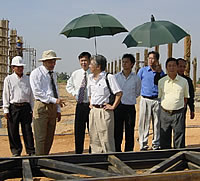 関係者で現場を視察。左からKCEC担当エンジニア、サメット氏、デヴィッド氏、谷山、コントリウ氏の息子、マヒバ社エンジニア長、コントリウ氏