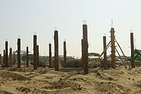 倉庫と修理工場一部で基盤工事70％、地上基礎工事60％が進捗