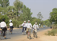 国道6号線を渡る