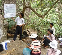 キリロム国立公園への研修旅行に参加した先生たちに、環境について基本的なコンセプトを説明。