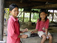 家庭菜園の野菜を食べるキエフさんの子どもたち