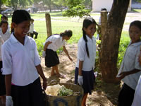 ゴミ拾いの様子。かごはすぐにゴミで一杯に。