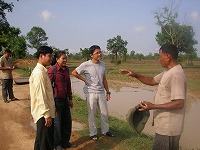 農民(右端)に話しを聞くスタッフ