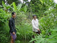 研修を受け、家庭菜園を始めた農家に助言するノーン