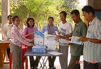 コンポンスプーの農民図書室に教材を配給。関心は高い