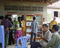 教材を手にとる人々