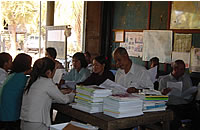 教材を確認するセンター運営リーダーの皆さん