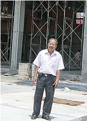  9月初旬、建設中の新工場の前に立つアムデューンさん