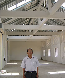  新しい実習室。明り窓、通気性も良く、屋根は新素材で中は涼しい。