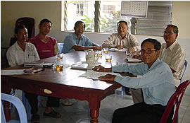 右からノプティム先生、アムデューン先生、ルントップ先生、カエウトゥチ副委員長（メカニック長）、テンシター班長（メカニック）、ティルソポール班長（メカニック）