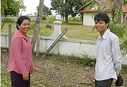 スーン・チャンター先生と環境教育担当のボラ