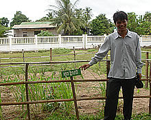 オンカー小学校の薬草園と環境教育担当のボラ