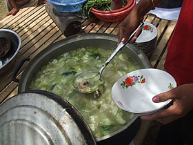 カンボジアの家庭料理は野菜や香草もふんだんに使います。