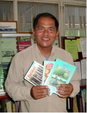 CRCに新たに配られる農業技術書を持つソッカーさん