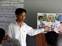 村の人に森と水の関係について説明するソンバット先生。「自分が生まれ育った村に豊かな森を再生したい」