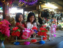 カンボジア版「門松」？を売る女の子たち