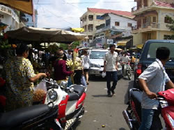 お正月前、花を買う人たちで市場はごった返す