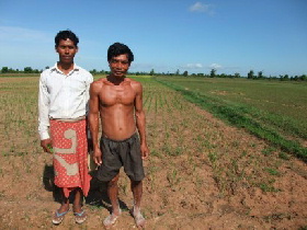 右がヴィサルさん。後ろは彼のSRIの田んぼ。