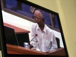 法廷で証言する被害者の１人